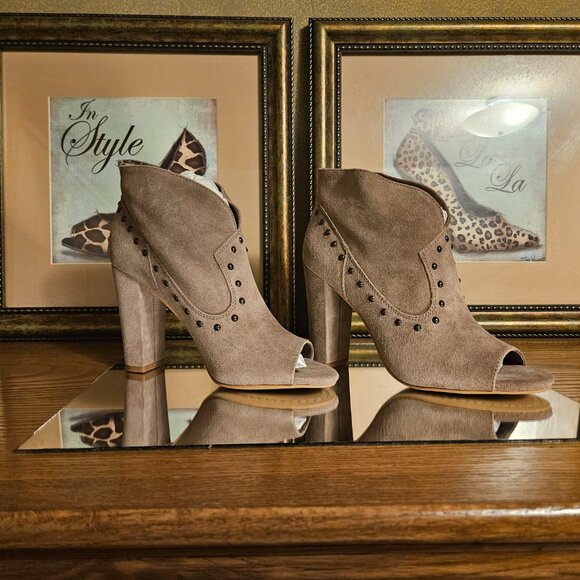 🤠 Vince Camuto Corianne Studded Peep Toe Booties – Size 6M - Picture 2 of 7